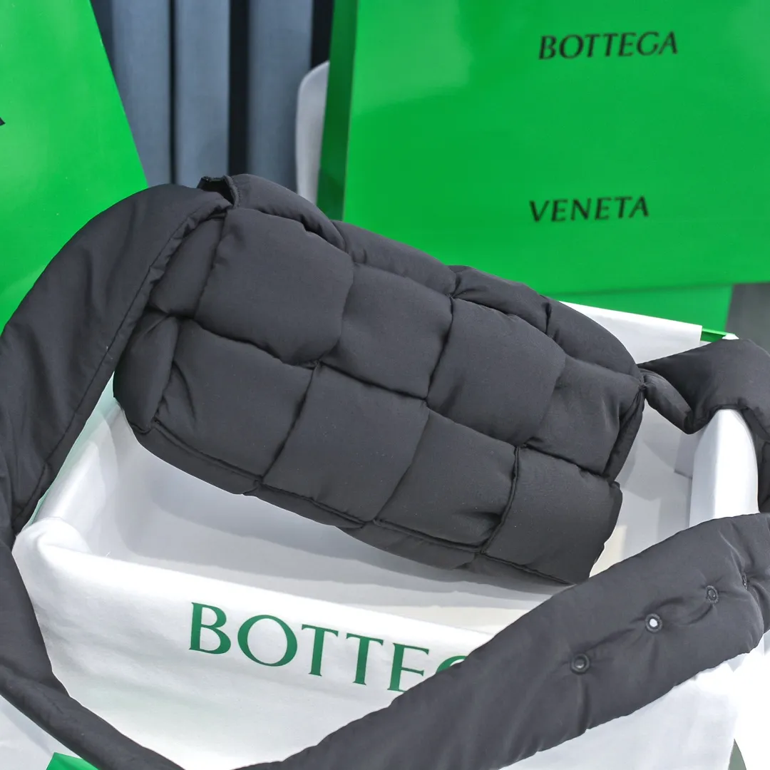 #𝐂𝐀𝐒𝐒𝐄𝐓𝐓𝐄 Nylon tofu tofu bag This Cassette is so cute, its cute appearance does not affect its practicality and the capacity is good! The fabric is low-key and very textured, suitable for daily wear with casual wear. The cross-woven design of the wide cloth is really stunning. The bag has a puffy shape and feels like a piece of tofu. It can be worn on one shoulder, cross-body or as a waist bag. You can also adjust the shoulder strap to the size of the bag under the armpit, so you can have it all! S30x15cm【8951#】